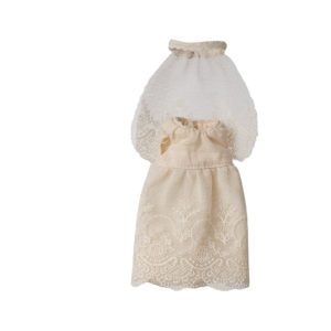 Wedding outfit for mum mouse consisting of a long white dress, lace veil and a beautiful bouquet