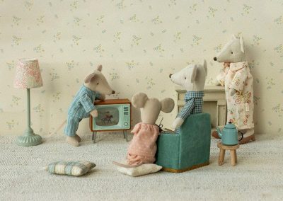 grandpa and grandma mouse watching tv with their grandkids